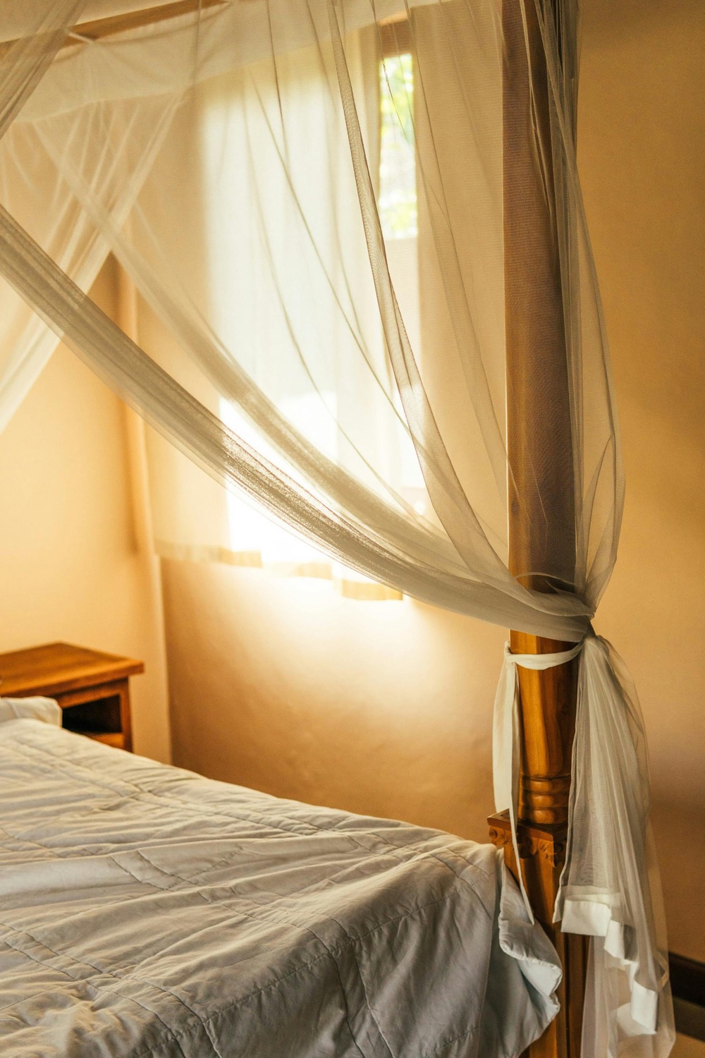 Chambre avec voile de lin et lumière dorée