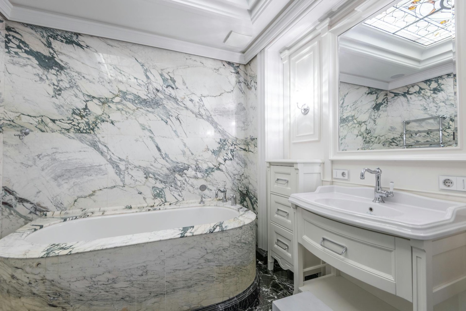 Salle de bain en marbre veiné